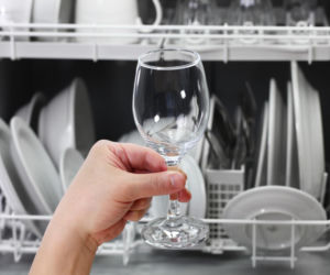 Połóż na drzwiczkach zmywarki, kiedy skończy cykl. Naczynia będą lśnić bez zacieków i osadu. Zmywanie w zmywarce