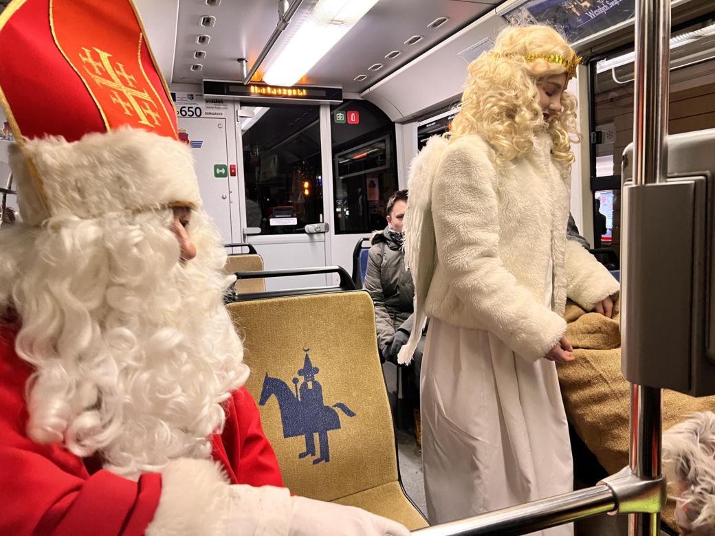 Święty Mikołaj jechał w krakowskim tramwaju 