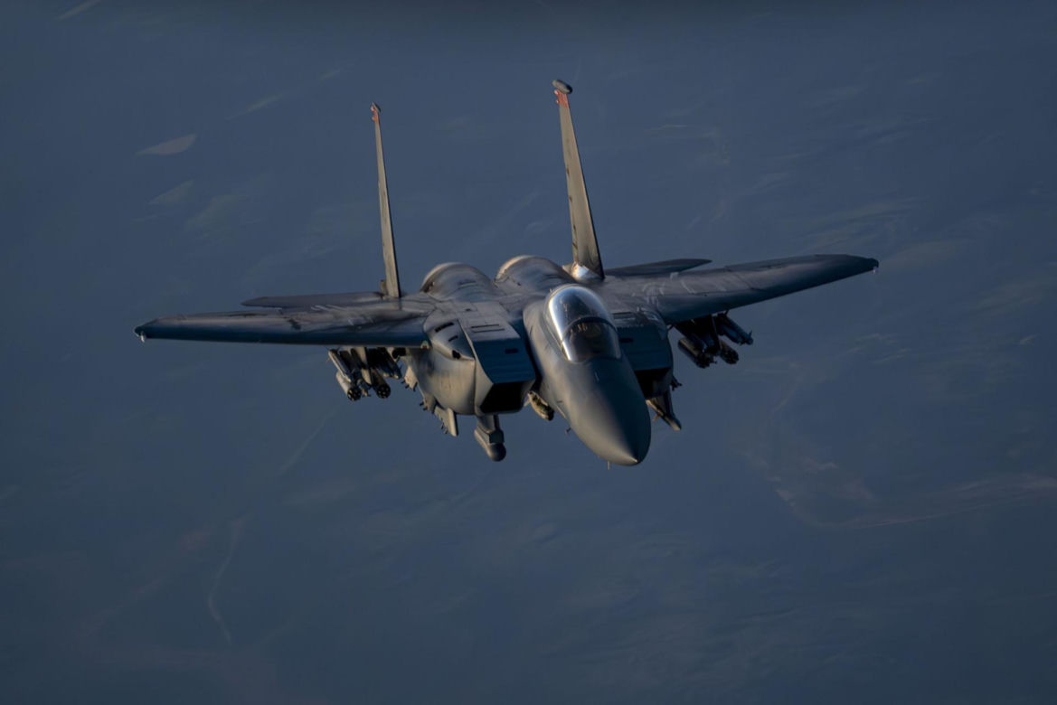 Amerykańskie F-15E powracające z patrolu