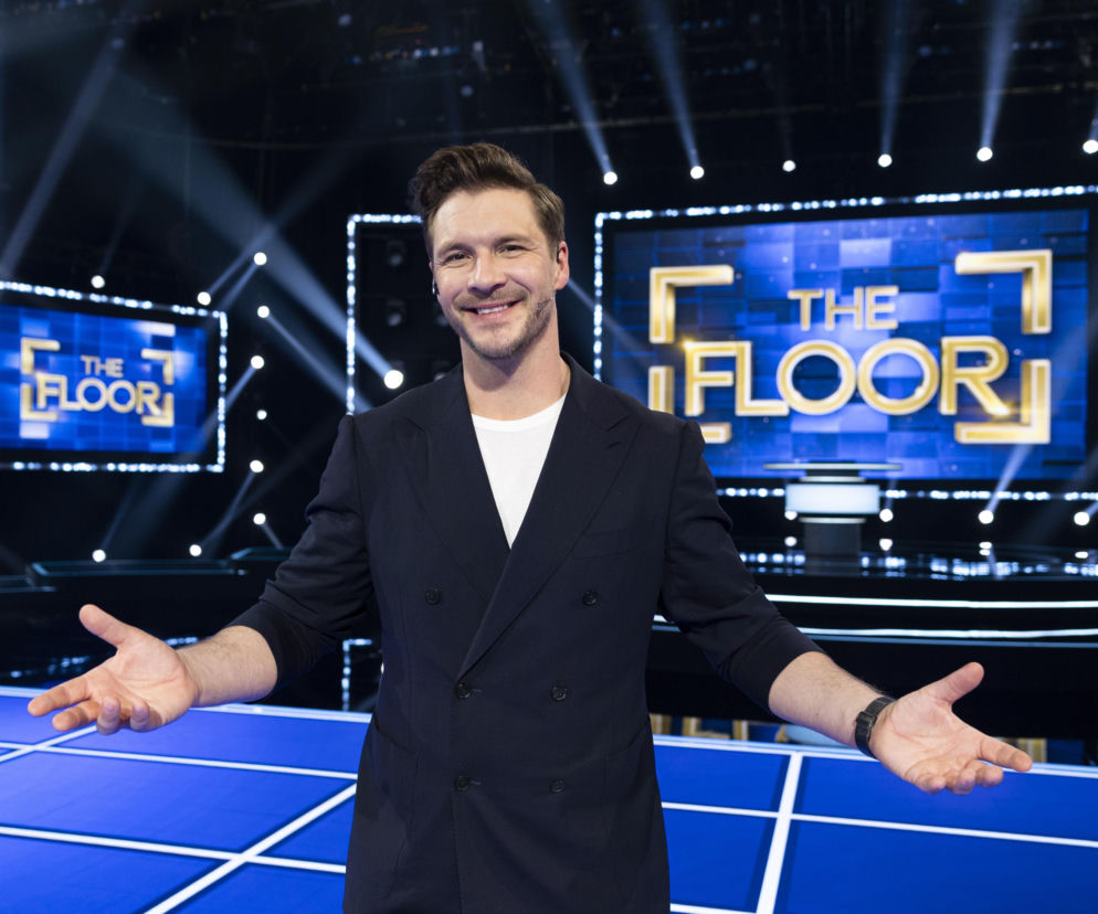 Prowadzący Hubert Urbański w studiu The Floor. O zmianach w zasadach programu TVN przeczytasz na Eska.