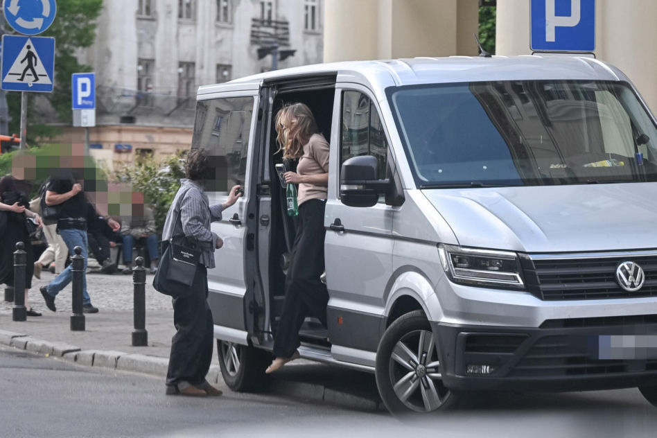 Małgorzata Socha przebiera się na ulicy