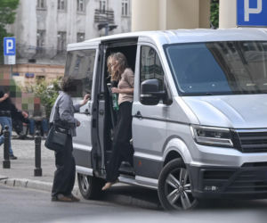 Małgorzata Socha przebiera się na ulicy