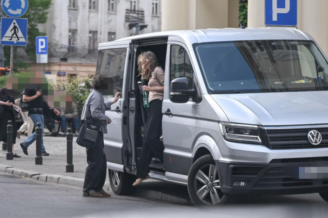 Małgorzata Socha przebiera się na ulicy