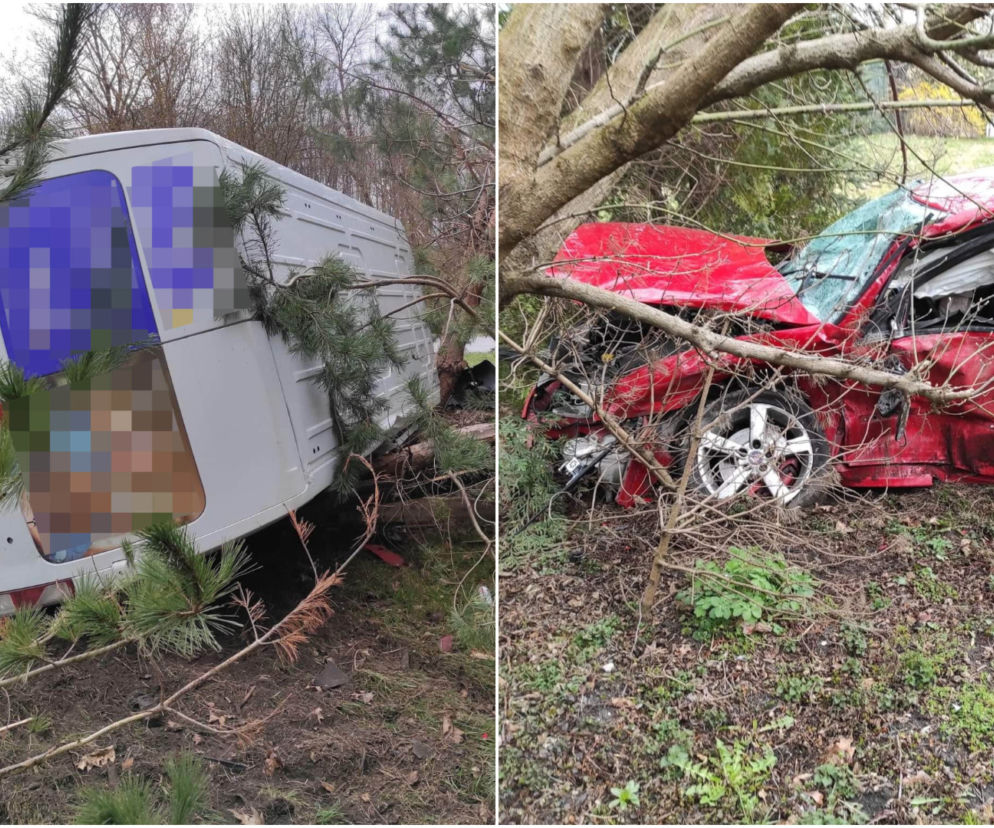 Potężne zderzenie busa i saaba pod Płockiem! Kierowcę osobówki zabrało pogotowie [ZDJĘCIA]