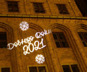 Toruń prezentuje iluminacje z noworocznymi życzeniami