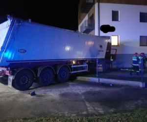 Groźny wypadek w Łabiszynie! Samochód ciężarowy WBIŁ się w blok [ZDJĘCIA]