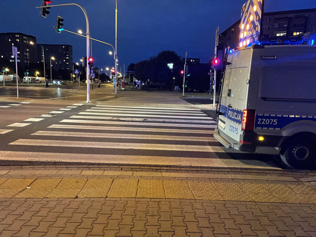 Miejski autobus potrącił pieszą na Gocławiu. Poszkodowana trafiła do szpitala