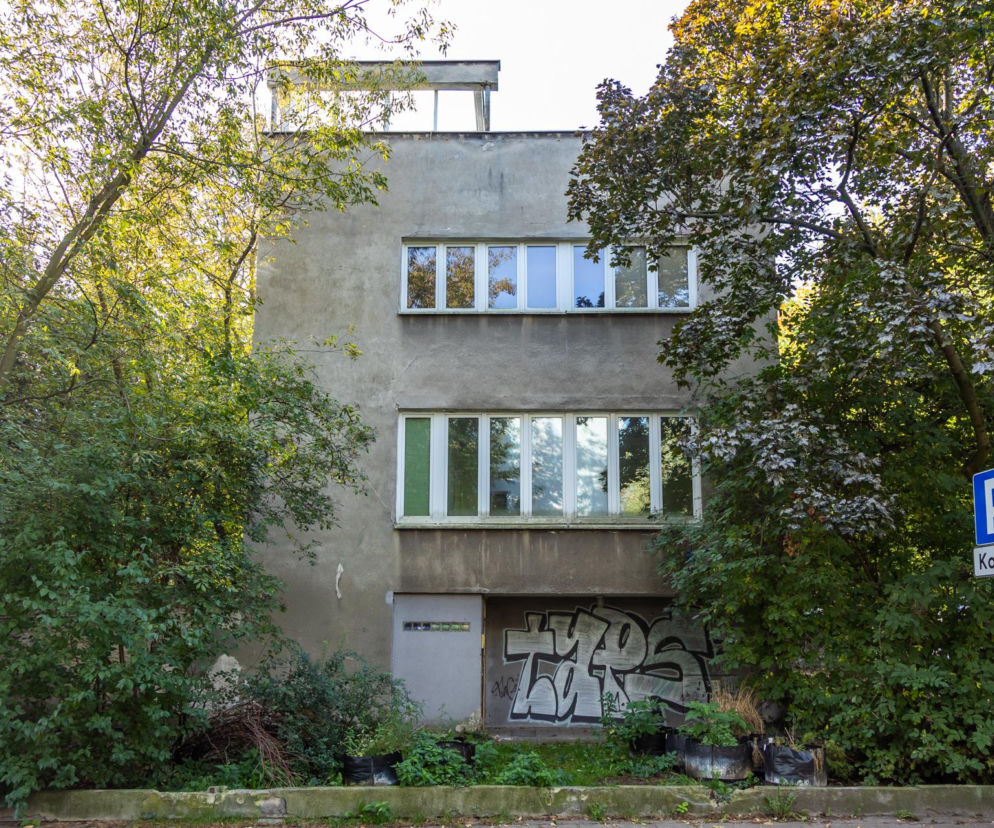 Zniszczona willa na Saskiej Kępie z pasmowymi oknami i graffiti. O niszczejącym zabytku przeczytasz w serwisie Architektura.