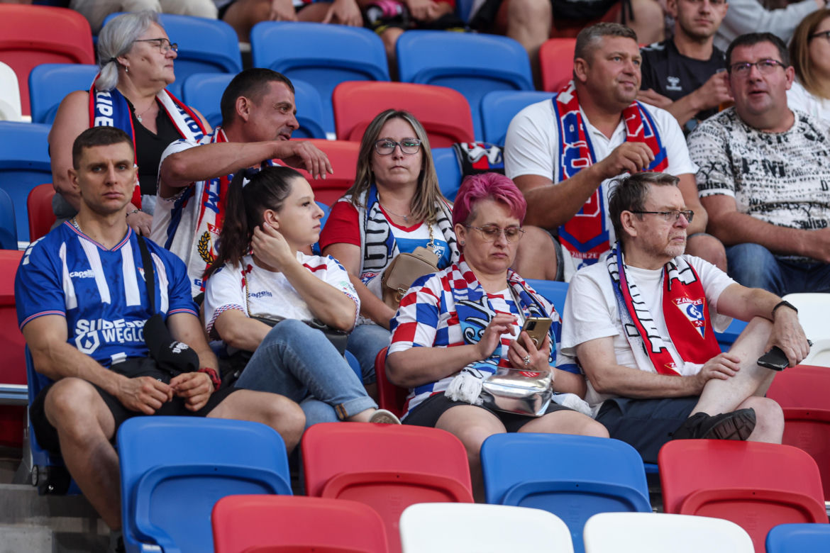 Górnik Zabrze - Termalica Nieciecza. Niesamowita atmosfera na Arenie Zabrze! Kibice Górnika dopingują swoją drużynę
