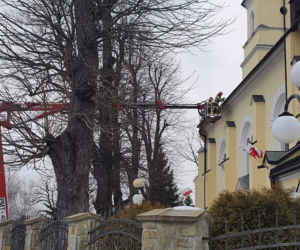 Wichury w Małopolsce. Uszkodzony dach kościoła. Kilkaset interwencji strażaków