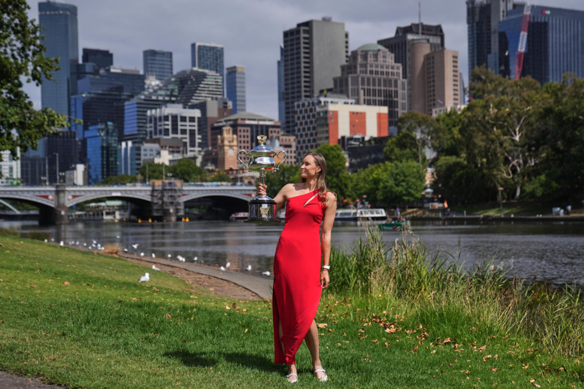 Jelena Rybakina z pucharem mistrzyni Australian Open