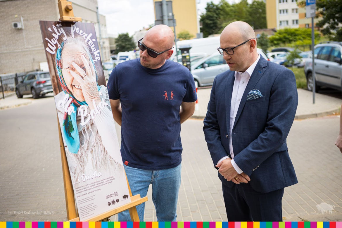 Mural "Wyślij pocztówkę do babci" powróci do Białegostoku. Wiemy kiedy