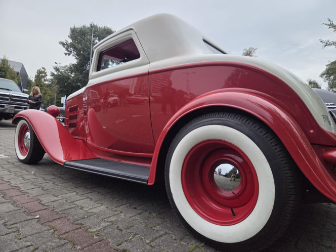 Prawdziwe motoryzacyjne perełki pod Torbydem! Bydgoskie Klasyki Nocą znów zachwyciły