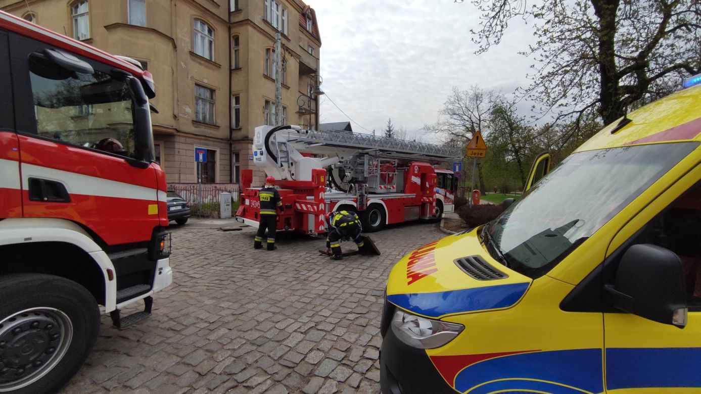 Pożar mieszkania w Toruniu. Dwie osoby w szpitalu, osiem zastępów straży w akcji