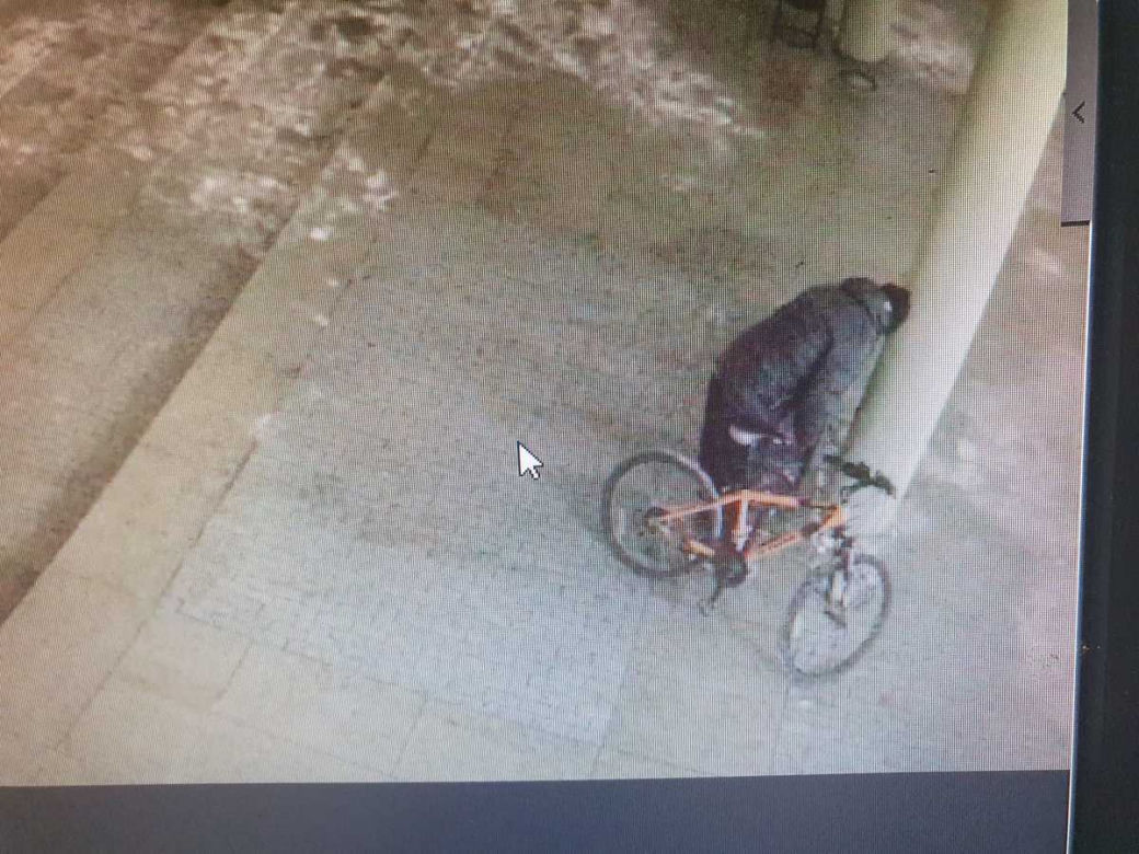 Złodziej jak z gangu Olsena! Zapomniał zatrzeć ślady zostawione na śniegu