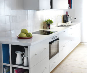 Biała kuchnia IKEA, obniżone cokoły