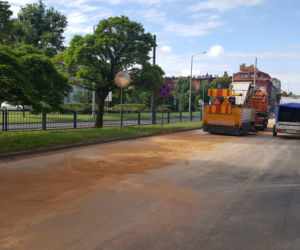 Poważne utrudnienia w centrum Grudziądza. Strażacy usuwają ogromną plamę oleju na ulicy Focha
