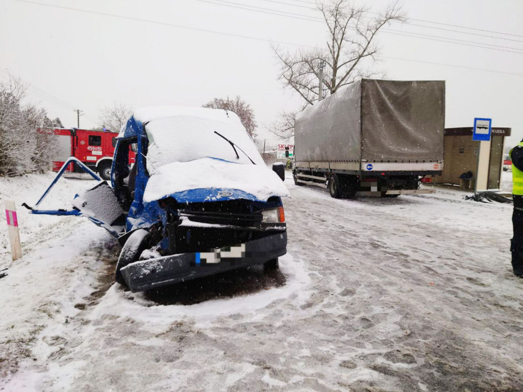 Koszmarne zderzenie busa i ciężarówki pod Grójcem. Nie żyje 50-latka, 7 osób rannych