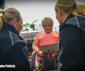Gorzowscy policjanci dzielnie zbierali... nakrętki by pomóc Wiktorii