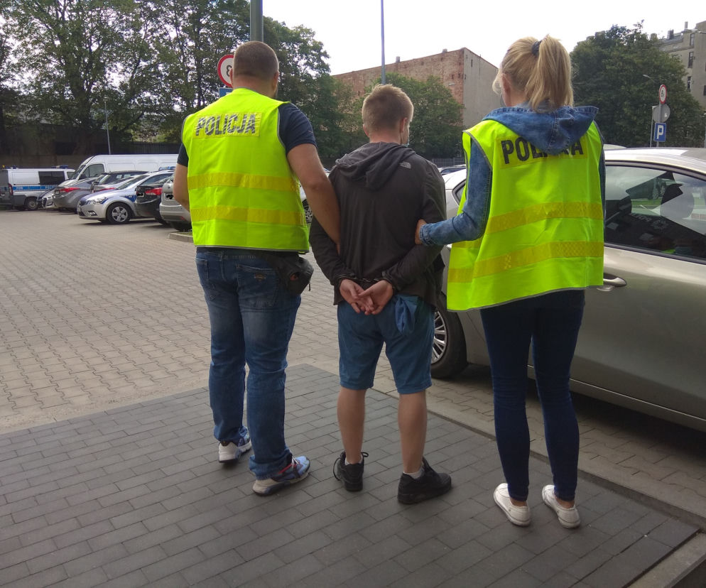 Łódź: 21-latek próbował przesłać DOPALACZE kurierem. Miał pecha - WYPADŁY Z PACZKI