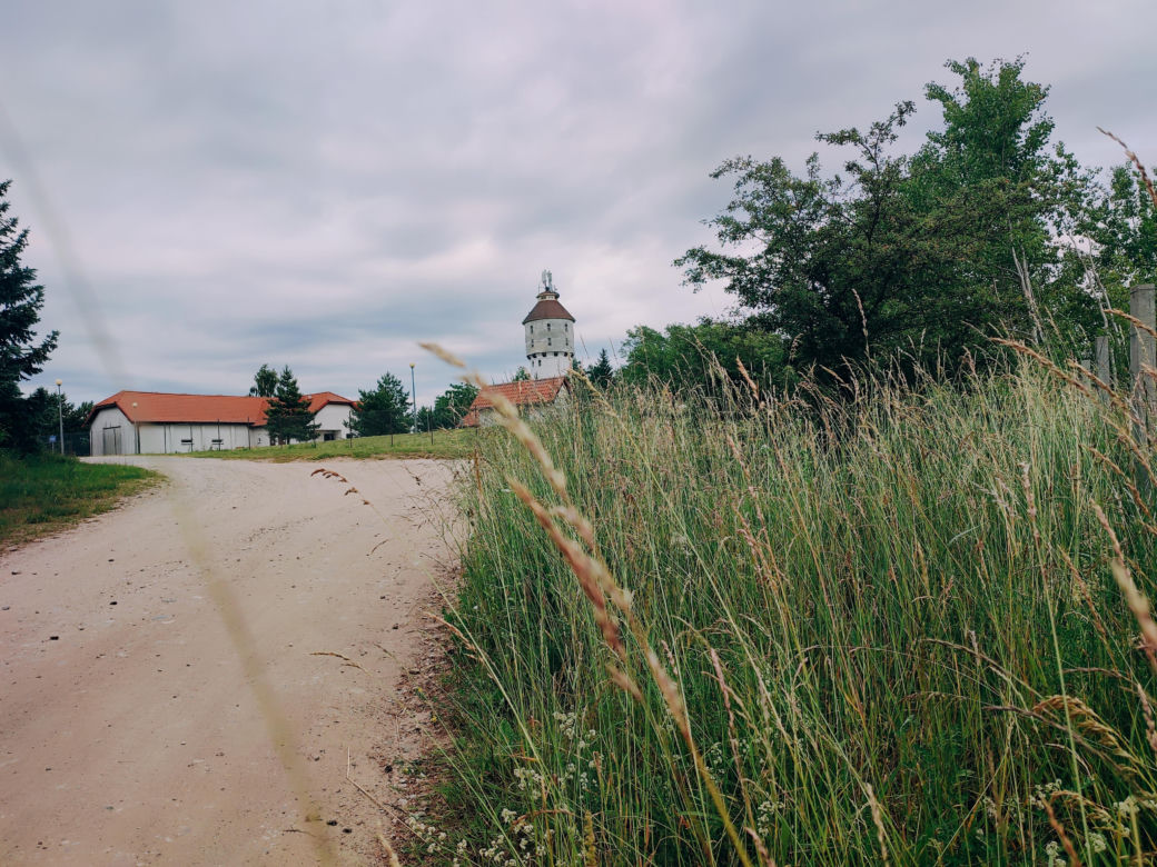 Prawie jak dom Muminków. Zabytkowa wieża na Mazurach zachwyca