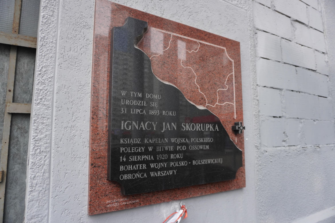 Tablica pamiątkowa poświęcona księdzu Skorupce przy Ciepłej 3
