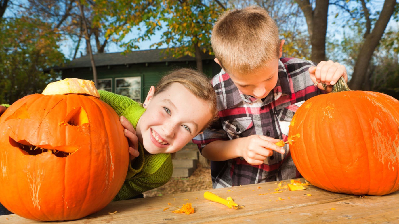Dynia na Halloween. Jak zrobić krok po kroku? Straszne i śmieszne wzory [GALERIA]