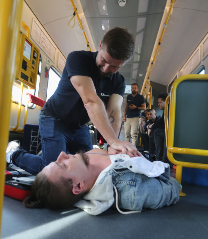 Defibrylator w Szybkiej Kolei Miejskiej ratuje życie pasażerów 