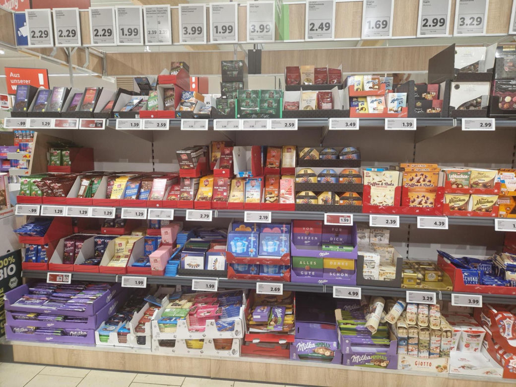 Porównaliśmy ceny w polskim i niemieckim markecie. Gdzie zarobimy tańsze zakupy na Wielkanoc? 