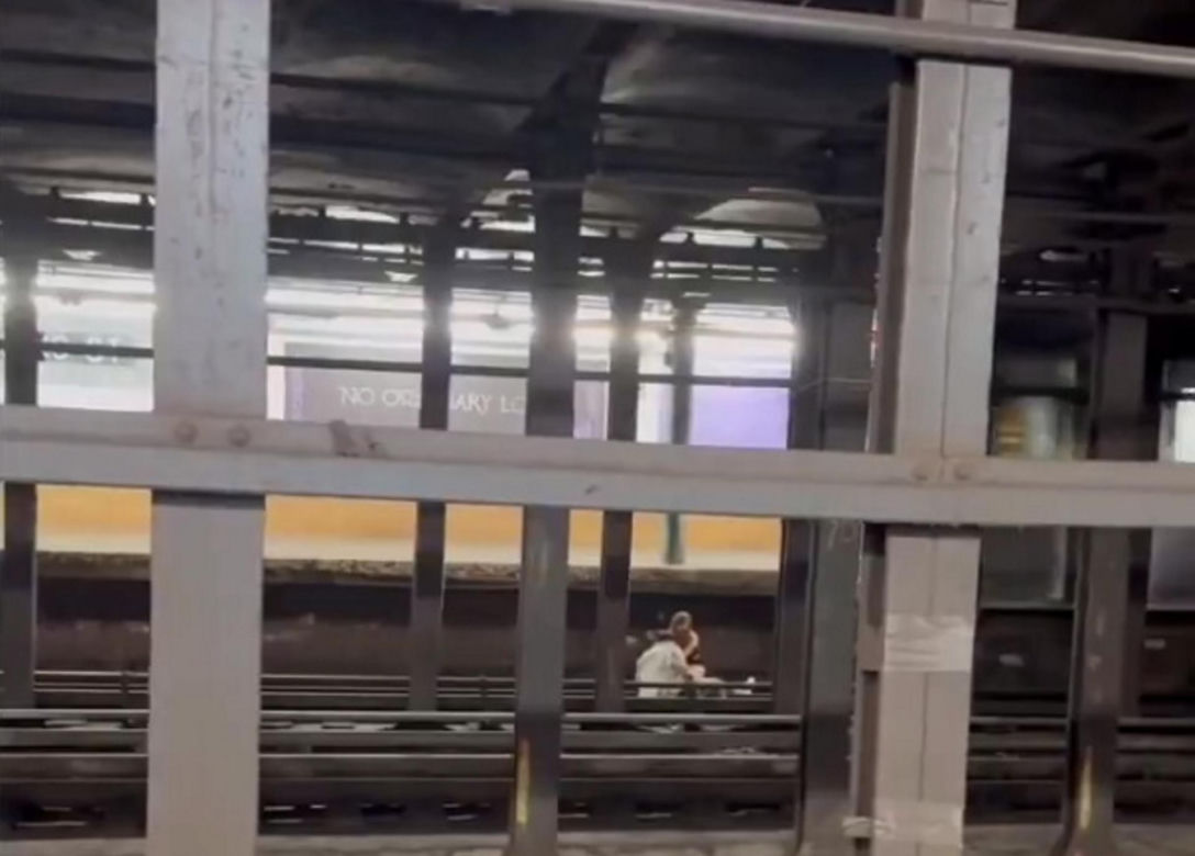 Odurzona para siedziała na torach w metrze! Wideo pokazało ostatnie chwile