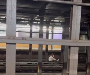 Odurzona para siedziała na torach w metrze! Wideo pokazało ostatnie chwile
