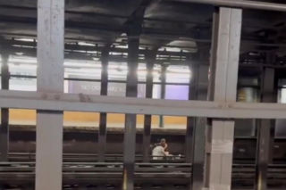 Odurzona para siedziała na torach w metrze! Wideo pokazało ostatnie chwile