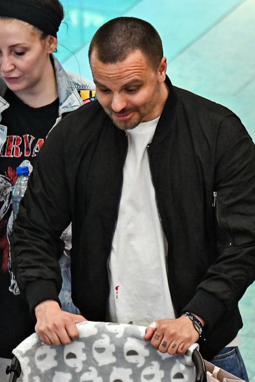 Marcin Hakiel. Bawi, karmi, wychowuje.