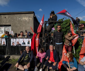 Tłum zablokował eksmisję na Osiedlu Maltańskim. Chory 15-latek i jego matka w dramatycznej sytuacji