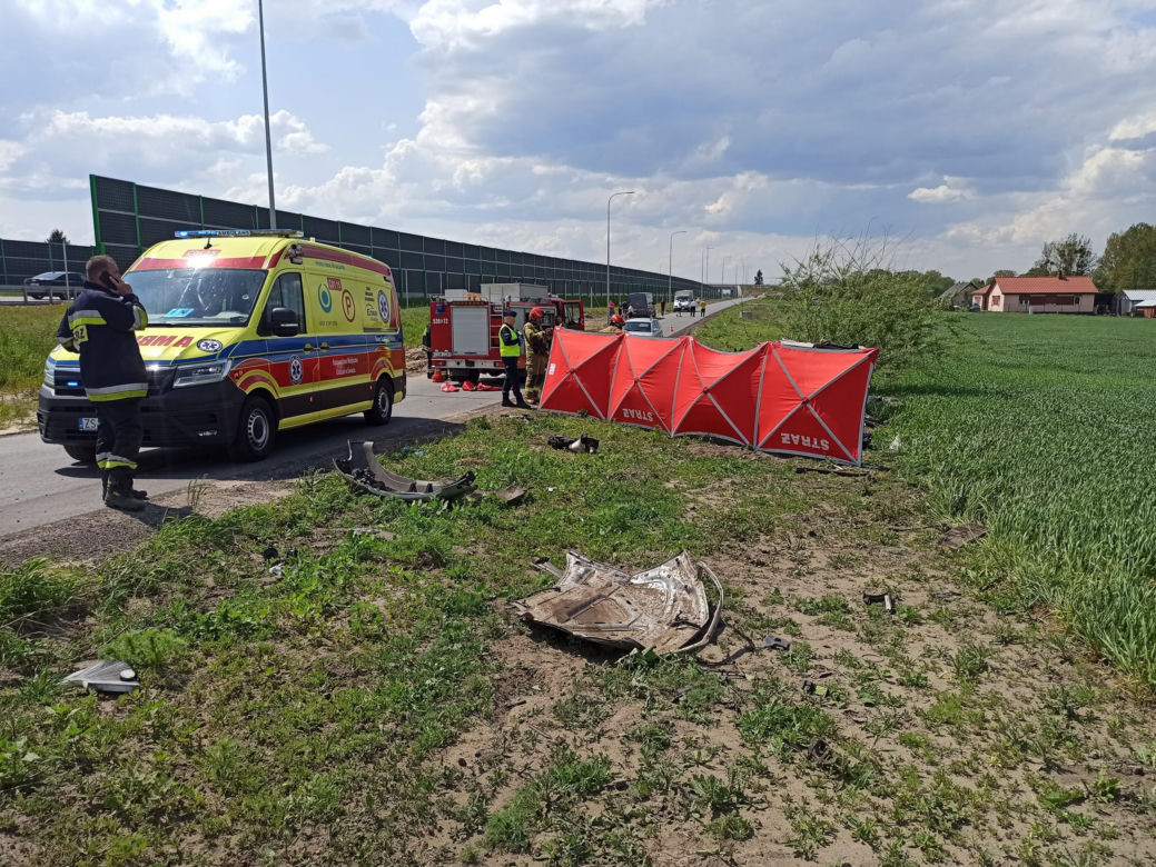 Tragiczny wypadek w okolicy Pruszcza - młody kierowca zginął na miejscu, a jego narzeczona walczy o życie w szpitalu