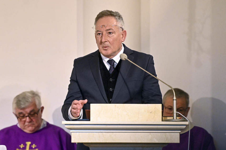 Znani żegnają Izabelę Cywińską. Zadumany Garlicki, smutny Grabowski i bardzo poważna Torbicka