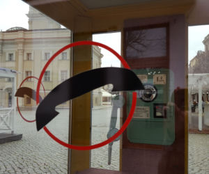 Przy wejściu na Rynek w Lesznie stanęła budka telefoniczna