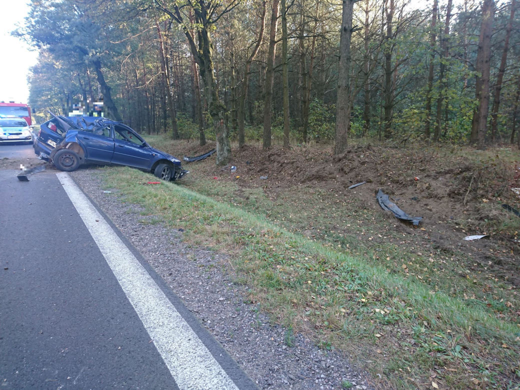 Wypadek na DK 8. Kierowca tyłem auta uderzył w drzewo. Dwie osoby w szpitalu