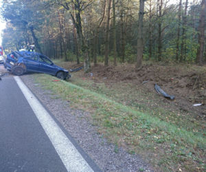 Wypadek na DK 8. Kierowca tyłem auta uderzył w drzewo. Dwie osoby w szpitalu