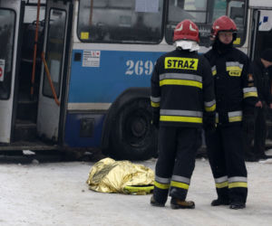 Sączów: Sanki wjechały pod autobus. 10-latek nie żyje, 8-latka w stanie ciężkim