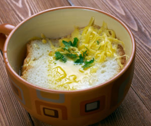 Zuppa pavese: pyszna włoska zupa na rosole