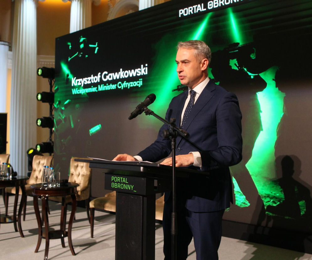 Gawkowski nie ma złudzeń: Polska toczy wojnę hybrydową