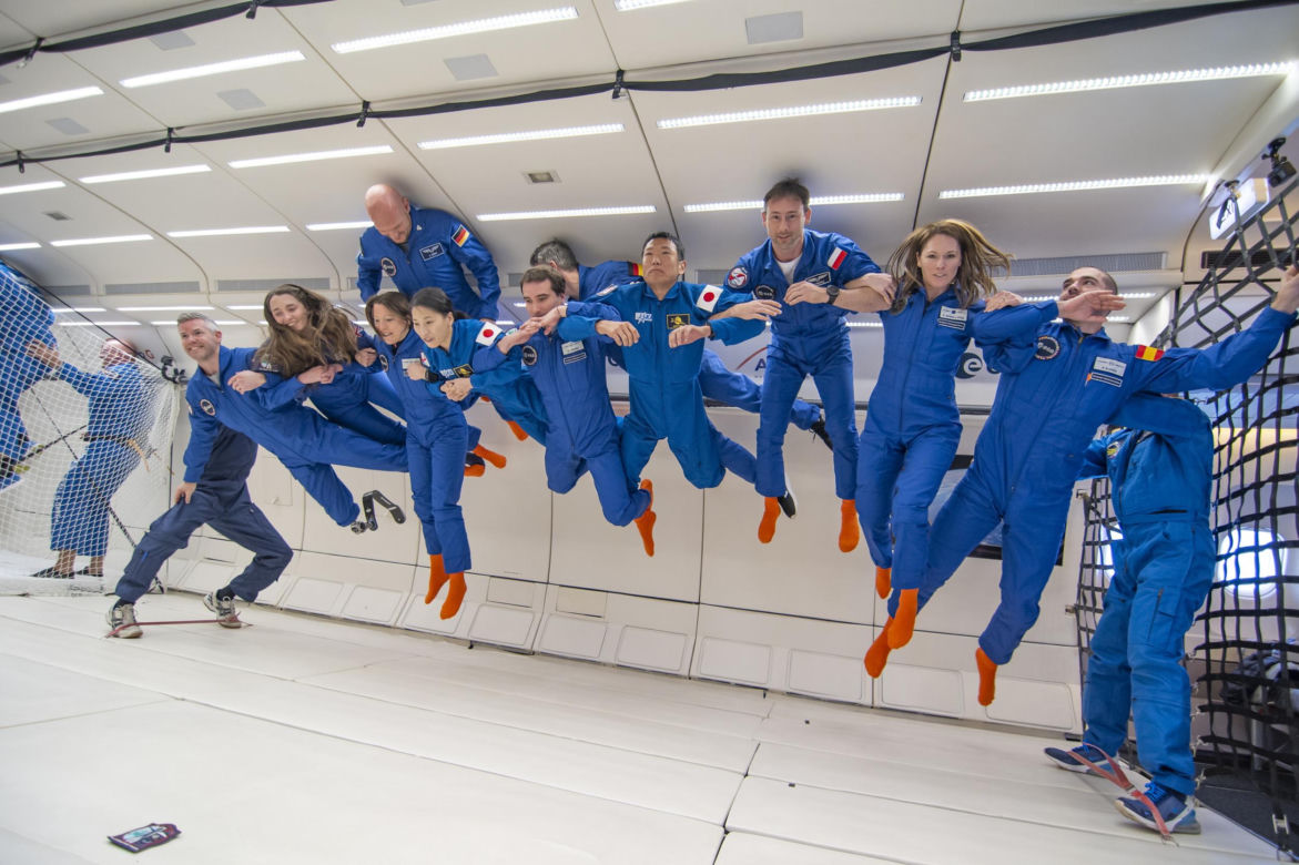 Grupowe zdjęcie astronautów podczas treningu nieważkości