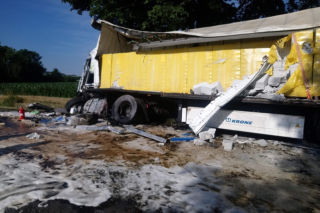 DK 8 zablokowana! Zderzenie dwóch tirów i busa w Jordanowie Śląskim [ZDJĘCIA]