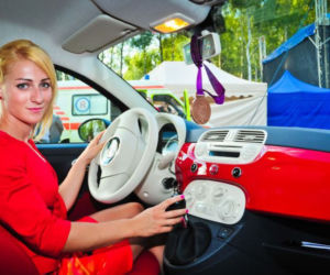 Karolina Naja i jej nowy Fiat 500