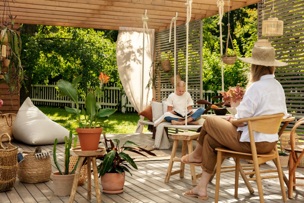Taras i balkon w stylu boho – swoboda wśród plecionek (1)