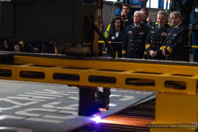 Palenie blach pod przyszłego ORP "Huragan"