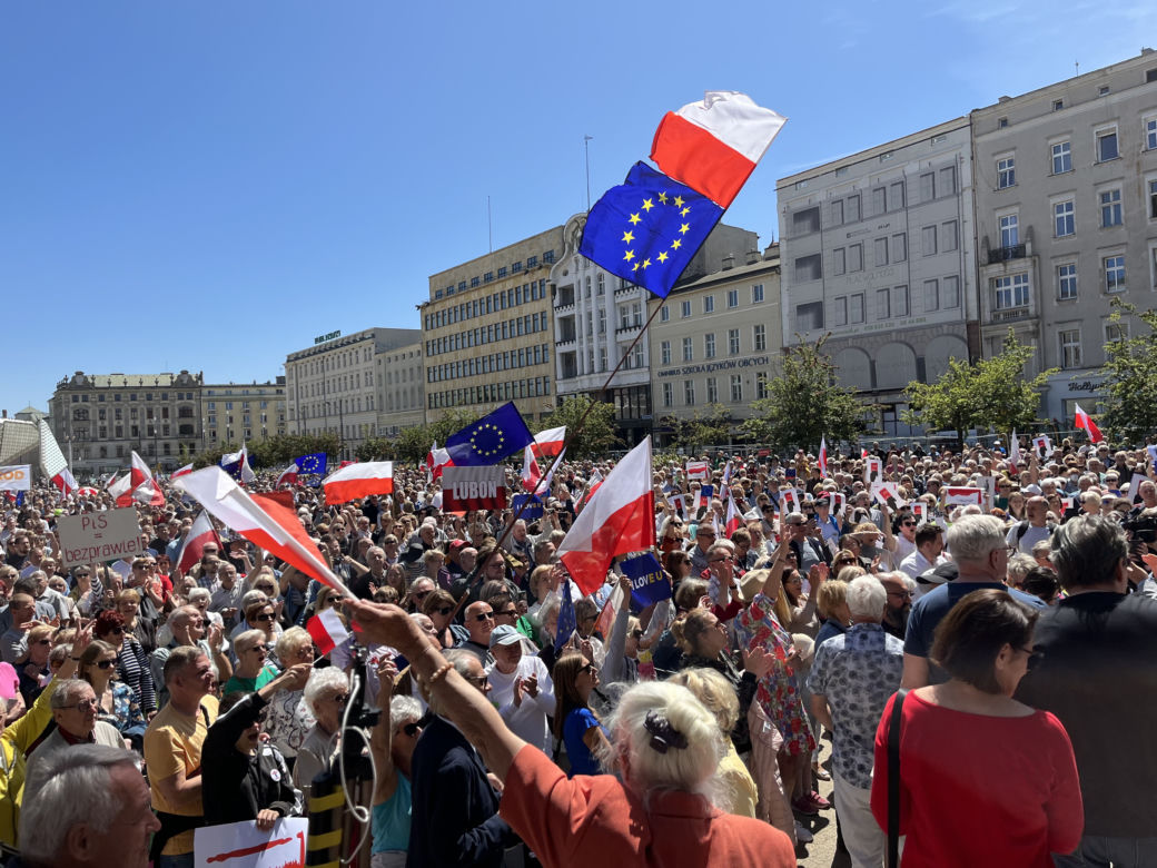 Toast za Wolność w Poznaniu. Tysiące ludzi na placu Wolności