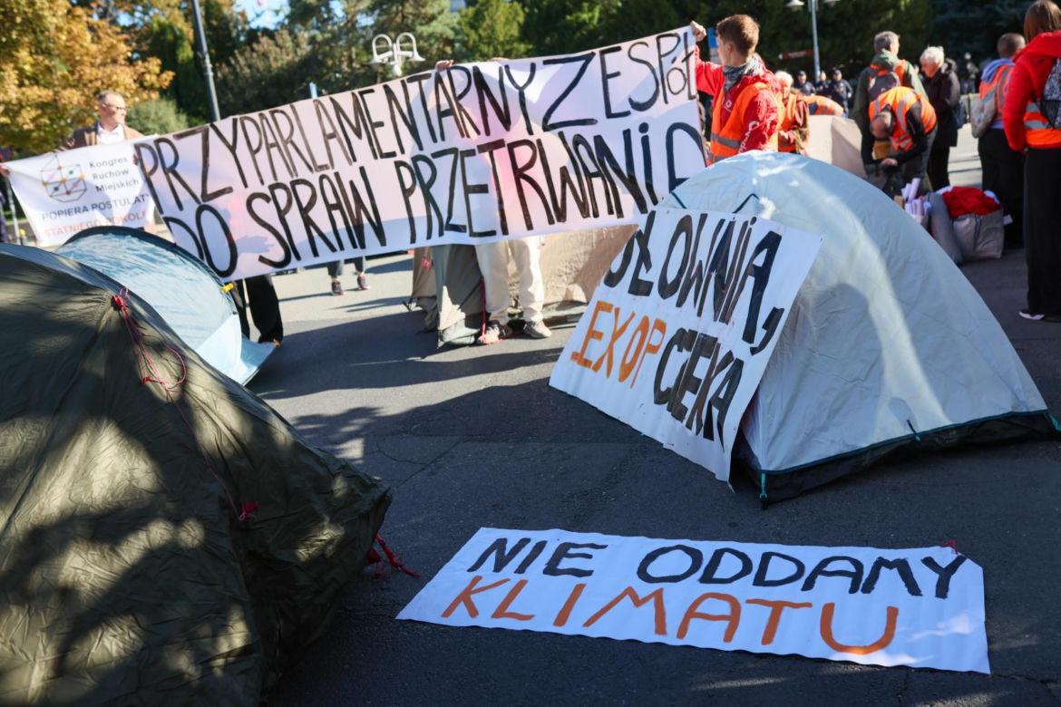 Ostatnie Pokolenie rozbiło namioty przed Sejmem. Domagają się prac nad ustawą o transporcie publicznym