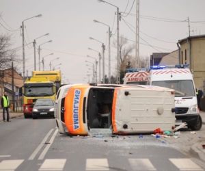 Pacjentka wypadła z karetki i zginęła